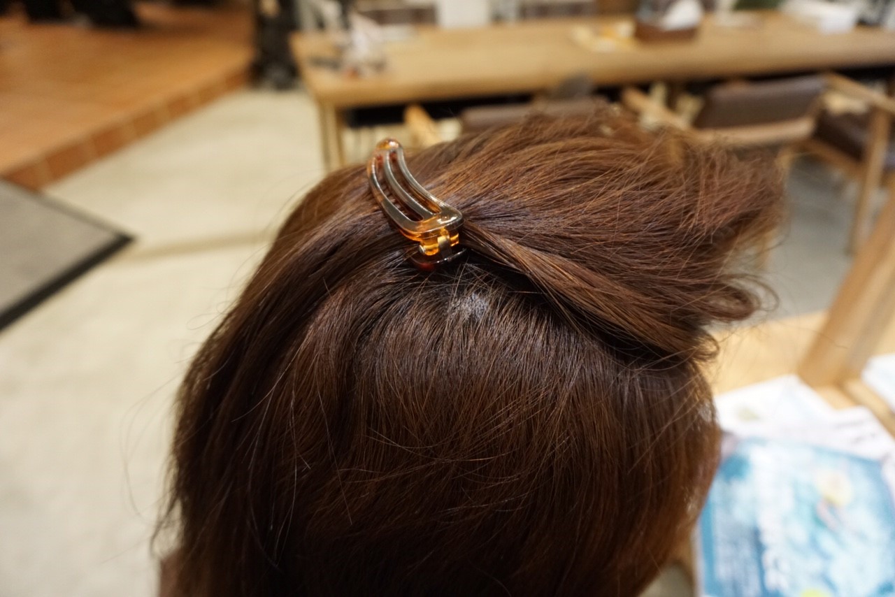 30代･40代のおでこ彩る｢逆ポンパドール｣前髪ヘアアレンジ つやプラ つやっときらめく美をプラス｜40代からのエイジングを前向きに