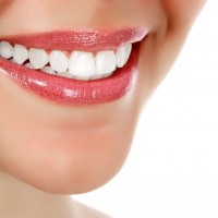 大人の清潔感は歯に宿る？白い歯に導くセルフケアアイテム