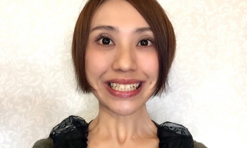 首元が見える季節到来！美しいデコルテと首を叶える顔ヨガ