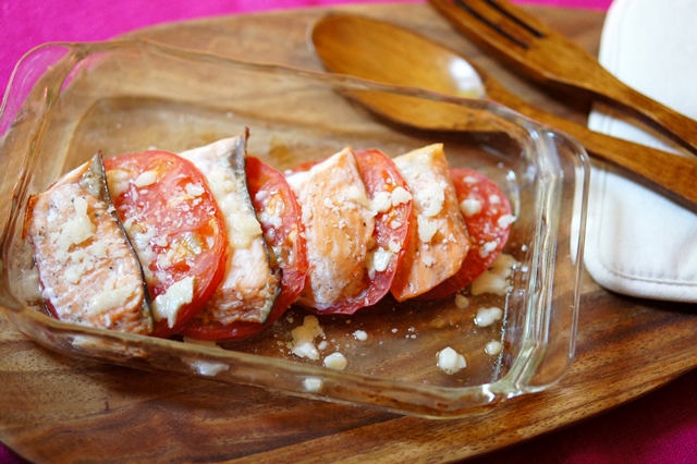 秋鮭のアンチエイジングレシピ・鮭とトマトの重ね焼き