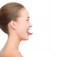 顔のたるみは舌が原因！？正しい舌の位置