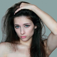 「髪の分け目」に要注意！？「女性の薄毛」の原因と対策
