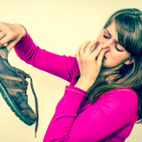 夏でも臭わない女になる！汗をかく季節の足と靴の消臭対策法