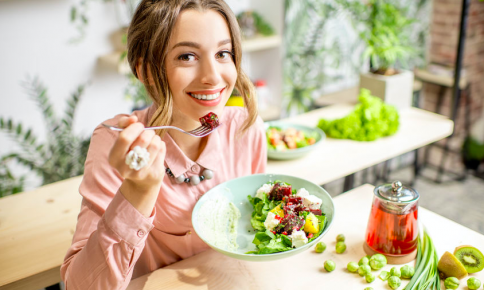 外食続きでも太らない！美容家が実践する「太らない工夫」