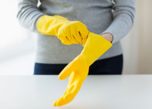 乾燥による手荒れを防ぐためにも、脱脂力の強い食器用洗剤や掃除用の洗剤を使用する時には「ゴム手袋」をして行うことをおすすめします