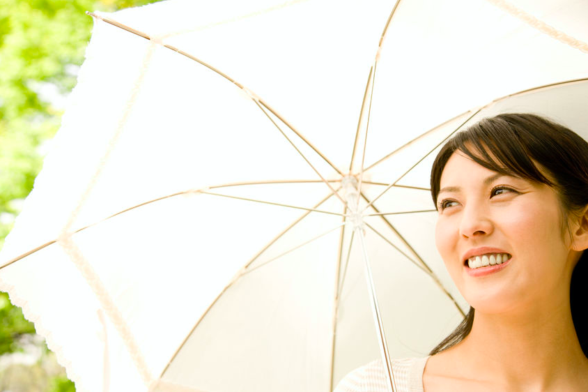 日傘を買うならコレ！晴雨兼用「遮光率100％の日傘」