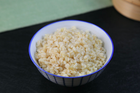 納豆、味噌汁と相性バツグン！「もち麦」の腸活レシピ3つ