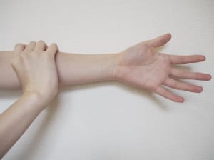 親指を上に向け、反対の手で腕をつかむように肘下から手首までを数カ所圧迫していきます。