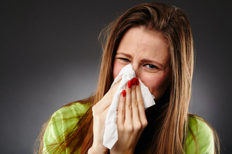 鼻水で肌が荒れる…ガサガサ鼻下にならないための対策法3つ