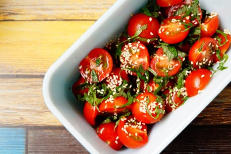 肌老化を抑える！トマトにちょい足しすべき食材4つ