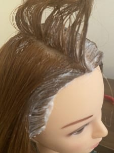 ブロッキングした髪をたるませたまま塗ってしまうと根元からしっかり塗れないため、髪の毛もハケも0度の角度で塗っていきましょう