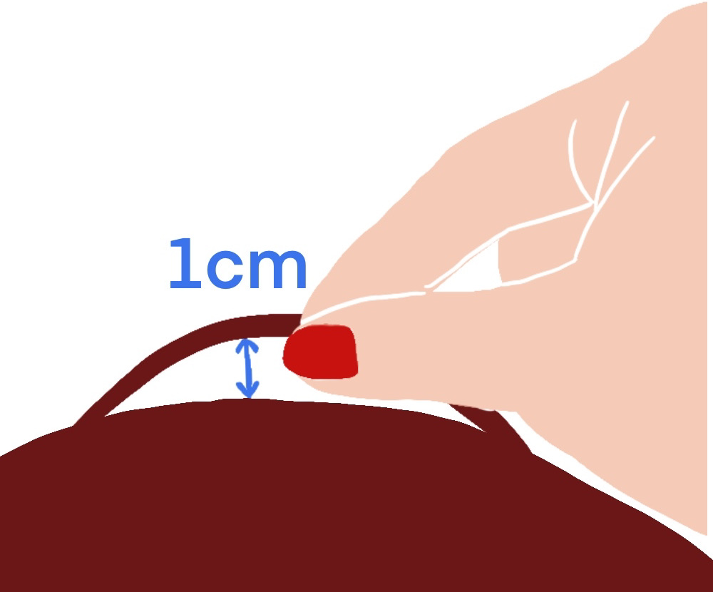（3）で巻いていないストレートの部分を親指と人差し指の爪でつまみ、頭皮に対して垂直に約1センチほど引き出します。巻いたところの毛束とのバランスを鏡で確認しながら引き出すとボリューム調整しやすく、失敗しにくいです