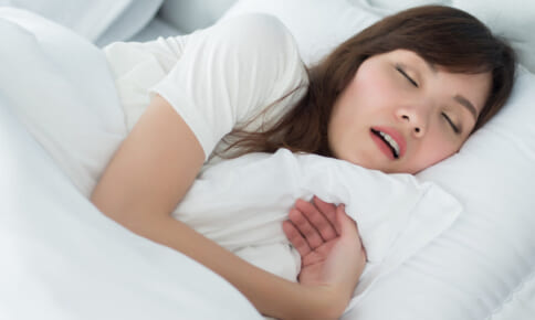 ヒーリング音楽で老け肌に？快眠のために避けたいNG習慣