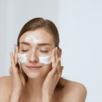 「落とすケア」で老け肌改善！40・50代に◎な洗顔の方法