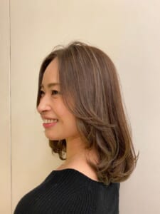 数色のハイライトが白髪をぼかして華やかさを演出