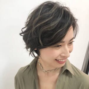 チラホラ白髪は部分的なハイライトでおしゃれにカバー