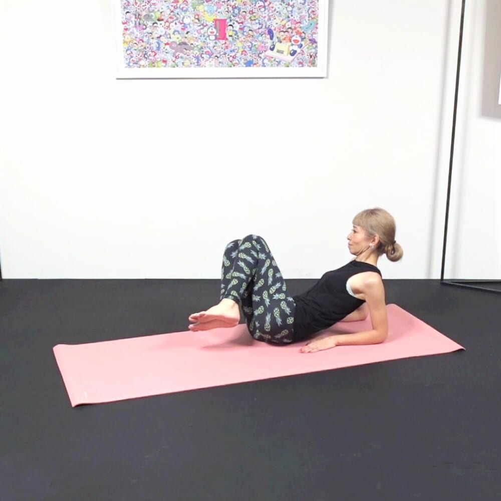 両肘を床につけて左のお尻を床からはなし、右方向に傾いた状態で体幹を安定させます