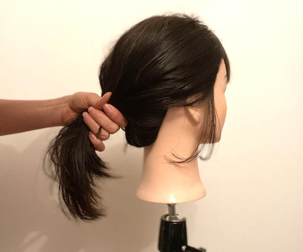 STEP2：後れ毛を残して髪をお団子にする