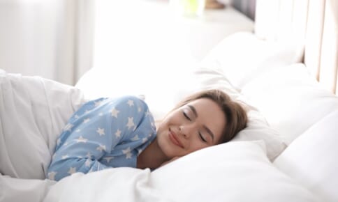 更年期の不調も楽になる？寝る前1分快眠ストレッチ