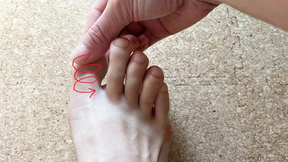 STEP1：足指全体を指でくるくるしながら揉む