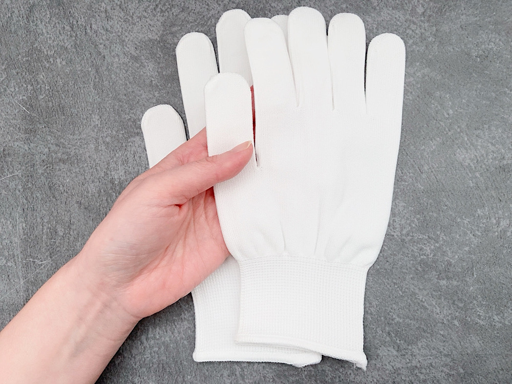 筆者はSサイズですがMサイズに比べるとお店での取り扱いが少ないので、どうしてもMしか買えないことがあります。そんな時は、綿素材のインナー手袋をはめてからゴム手袋をつけています