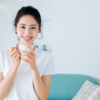 女優・石田ゆり子さんのみずみずしい透明感メイクの秘訣4つ