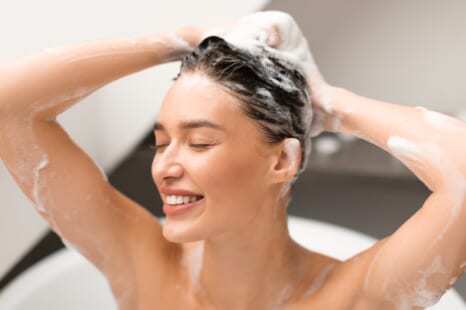 うねりに頭皮の匂い…40・50代の髪悩みに使うべきシャンプー