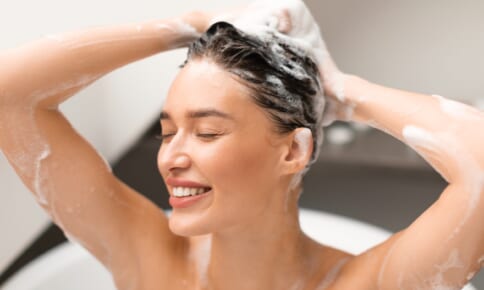 うねりに頭皮の匂い…40・50代の髪悩みに使うべきシャンプー