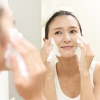 若見えのカギは首＆デコルテ！ 40・50代のたるみ・むくみをケアするスキンケア法