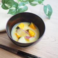 夏の乾燥を改善！ 美肌のために40・50代が食べたい味噌汁の具材
