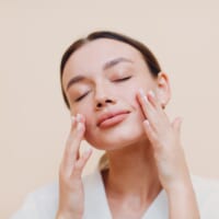 たるみ毛穴がどんどん広がっていく!? 40・50代が春にやってはいけないNG習慣