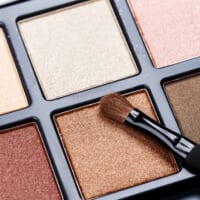 2025年夏はこの色！ 40・50代が使いたいアイシャドウのトレンドカラー3つ