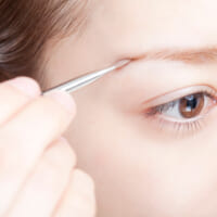 汗にも皮脂にも負けない！ 1日中キープする“落ちない眉”の描き方