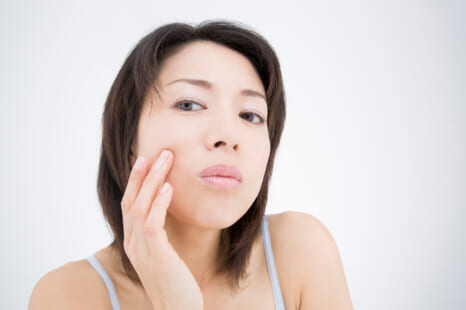 たるみ毛穴がどんどん広がっていく!? 40・50代が春にやってはいけないNG習慣