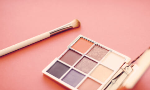 2025年夏はこの色！ 40・50代が使いたいアイシャドウのトレンドカラー3つ