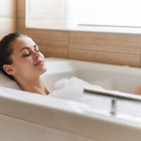 熱帯夜で眠れない…！ 睡眠の質が下がるやりがちNG習慣4つ