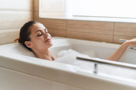 深く眠るコツはお風呂にあった！？ 快眠に導く入浴習慣