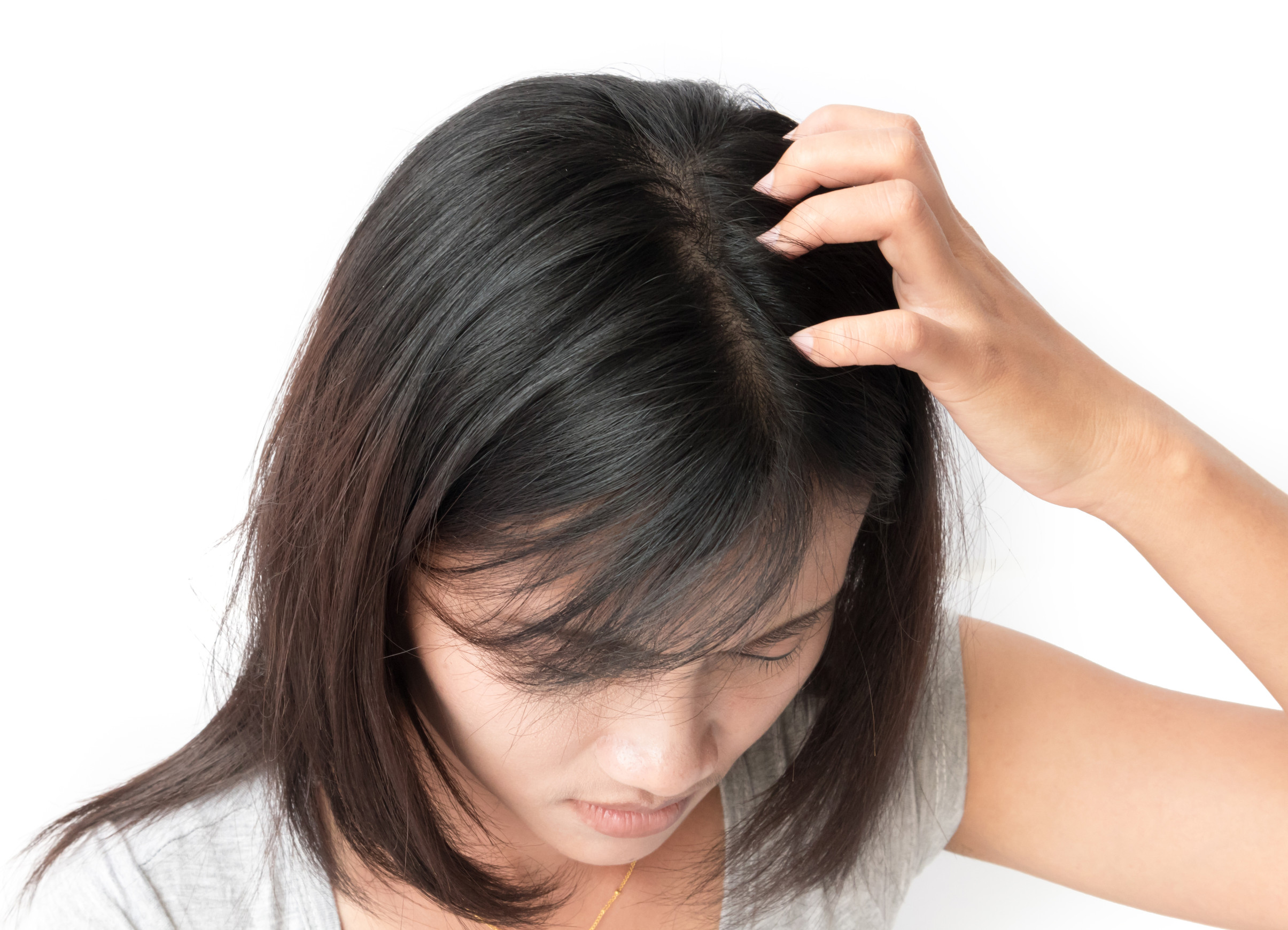 頭皮の汚れで髪の毛がどんどん老ける！？ 40・50代が夏にすべき頭皮ケア