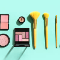 夏の疲れ顔におさらば！ 血色感＆透明感で40・50代が若見えするメイク術