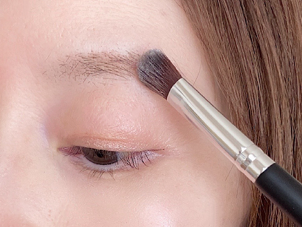 汗にも皮脂にも負けない！ 1日中キープする“落ちない眉”の描き方