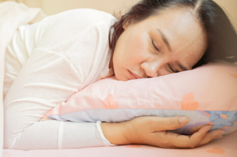 熱帯夜で眠れない…！ 睡眠の質が下がるやりがちNG習慣4つ