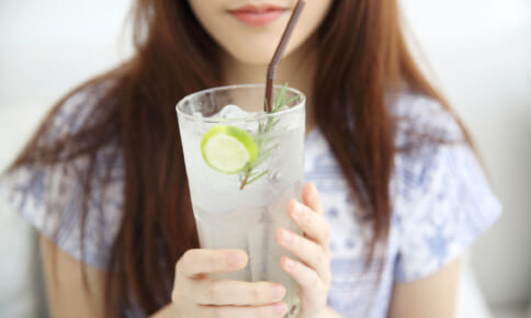 冷たい飲み物で腸が不調に？腸のために見直したい夏のドリンク習慣