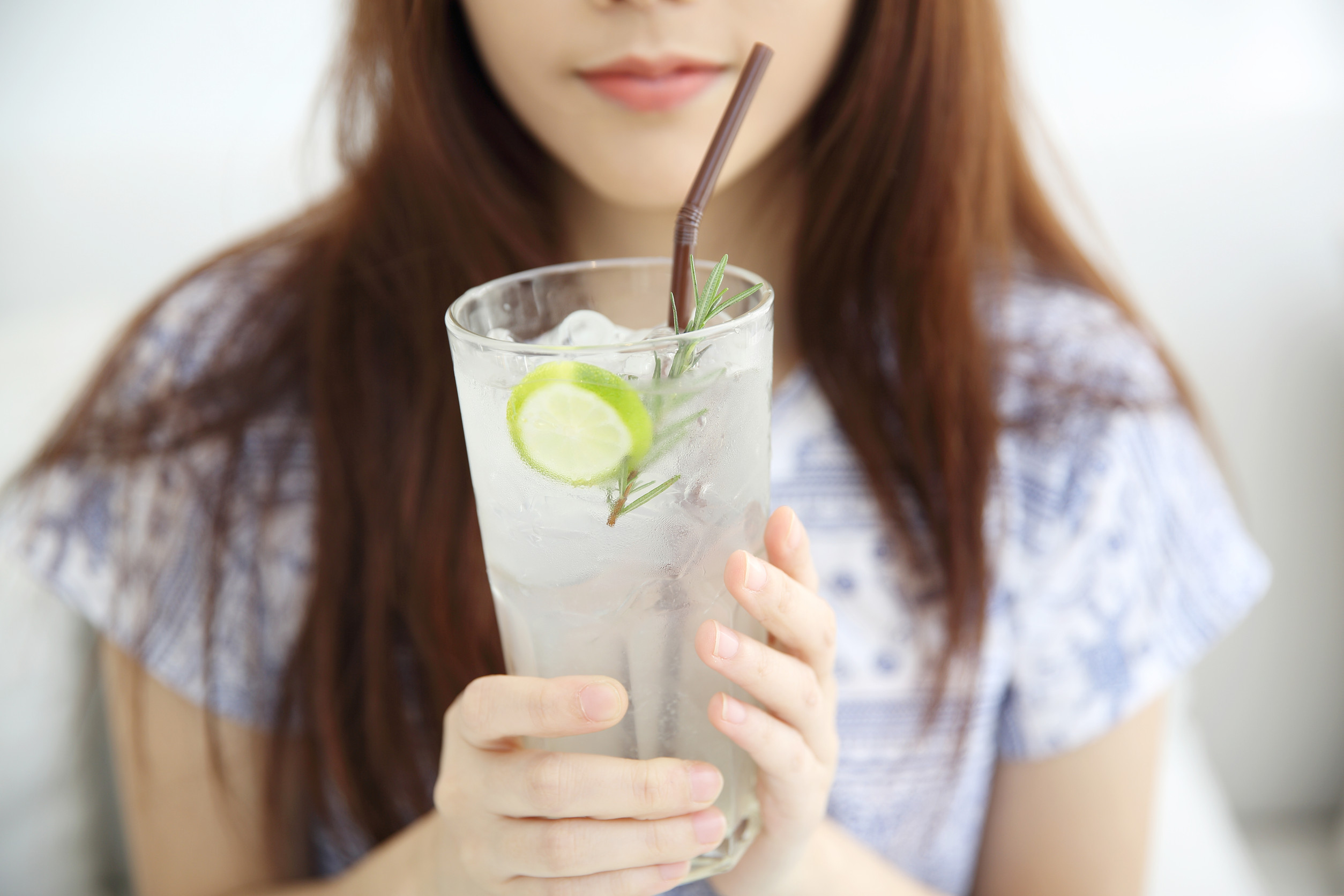冷たい飲み物で腸が不調に？腸のために見直したい夏のドリンク習慣
