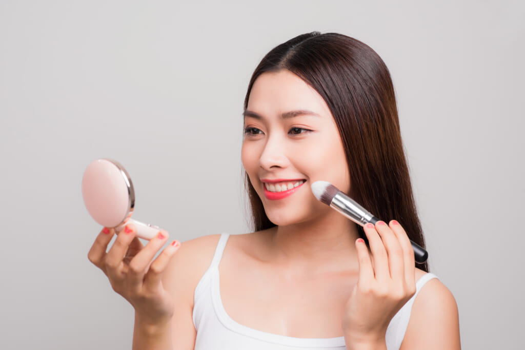 夏の疲れ顔におさらば！ 血色感＆透明感で40・50代が若見えするメイク術