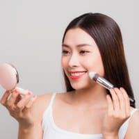 40・50代のくすみ肌を明るく若々しく！ 秋色で叶える血色メイク術