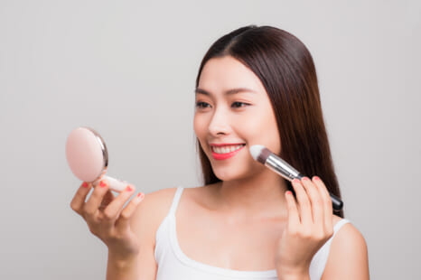 夏の疲れ顔におさらば！ 血色感＆透明感で40・50代が若見えするメイク術