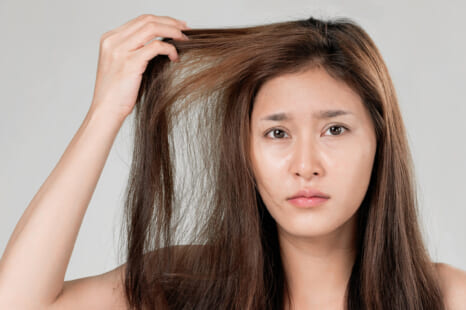 パサパサ髪で老け見え！夏のダメージヘアを立て直すヘアケア習慣