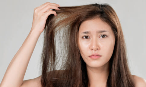 パサパサ髪で老け見え！夏のダメージヘアを立て直すヘアケア習慣