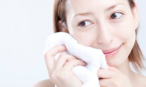 “なんだかシミの濃さが気になる…”を防ぐ！ 40・50 代が今こそすべき美白スキンケア術