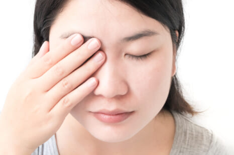 疲れた印象の目元をスッキリ！ 夏の疲れ目を癒すリカバリーマッサージ